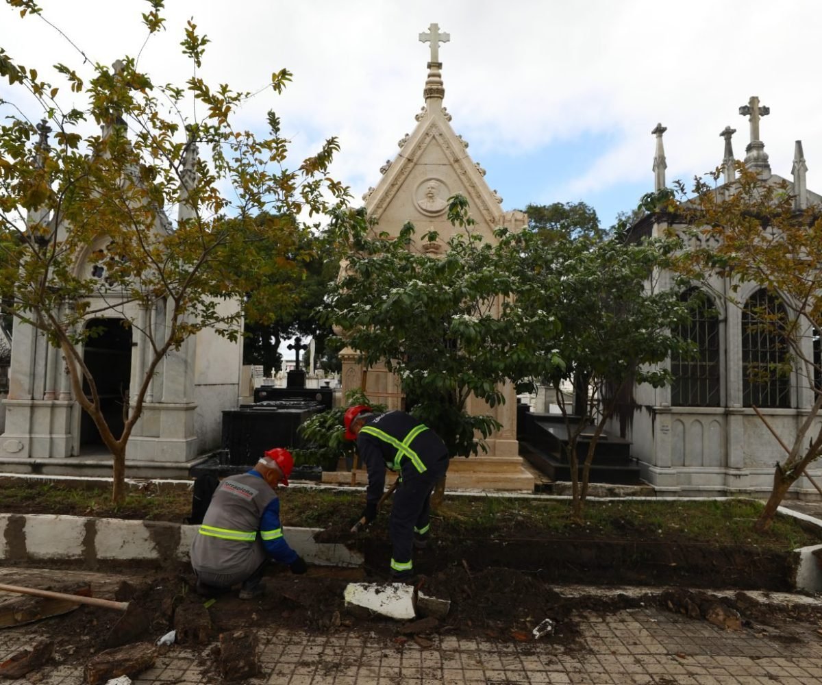 Cemitérios de Belém recebem força-tarefa de limpeza para o Dia das Mães
