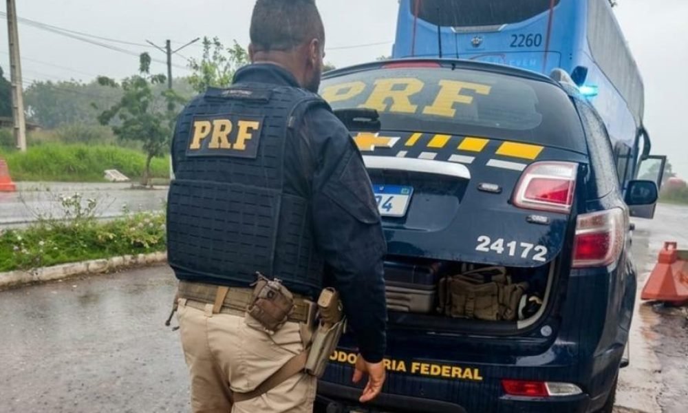 volta das 15h30, os agentes abordaram um ônibus interestadual que havia saído de