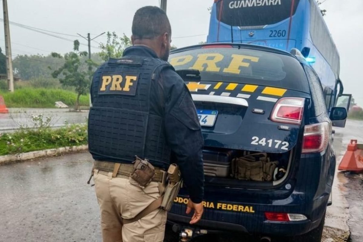 volta das 15h30, os agentes abordaram um ônibus interestadual que havia saído de