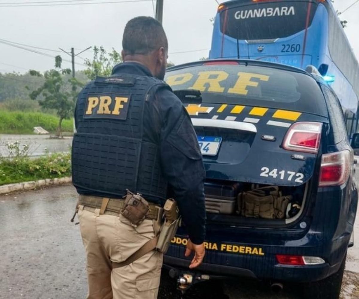 volta das 15h30, os agentes abordaram um ônibus interestadual que havia saído de