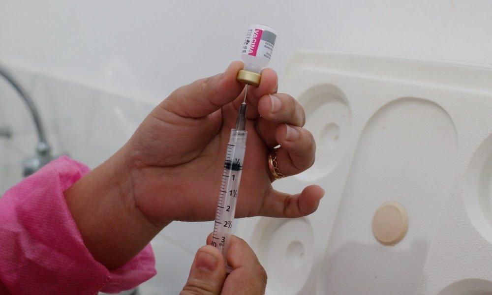 tante para manter a população imunizada da gripe”, enfatizou Mirella. Sobre a va