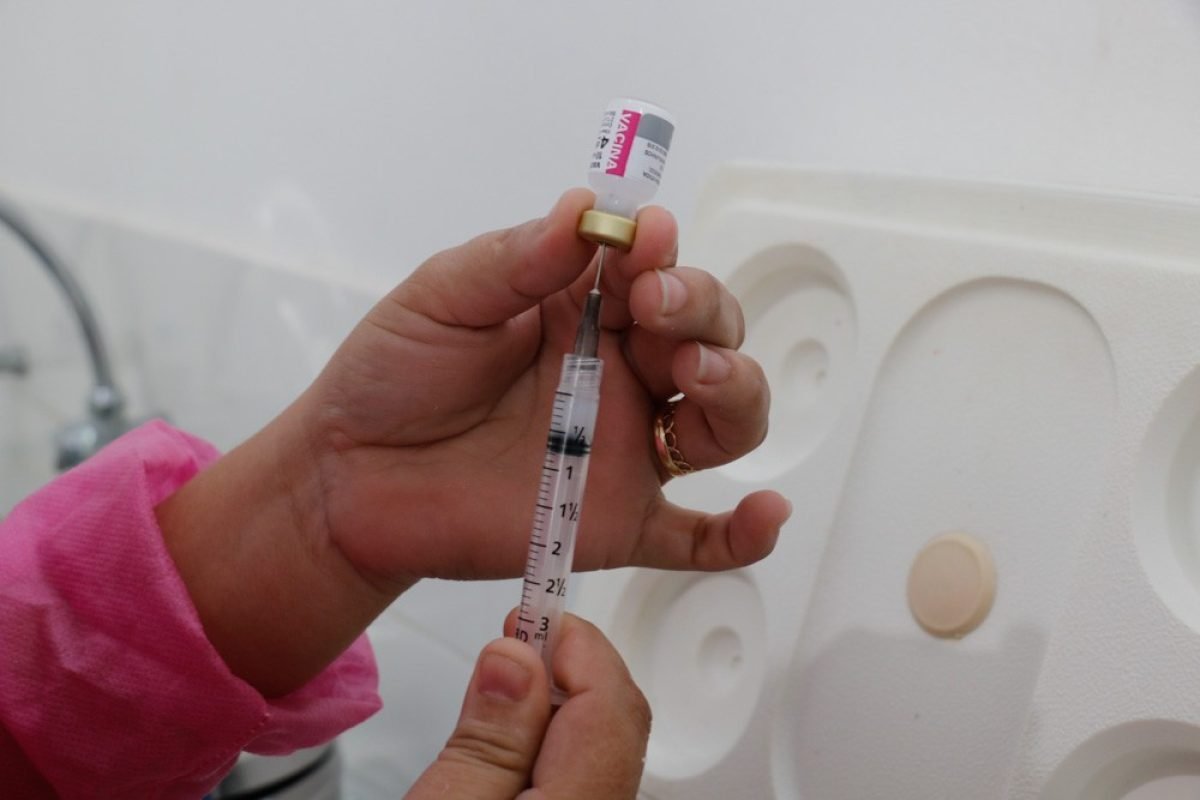tante para manter a população imunizada da gripe”, enfatizou Mirella. Sobre a va