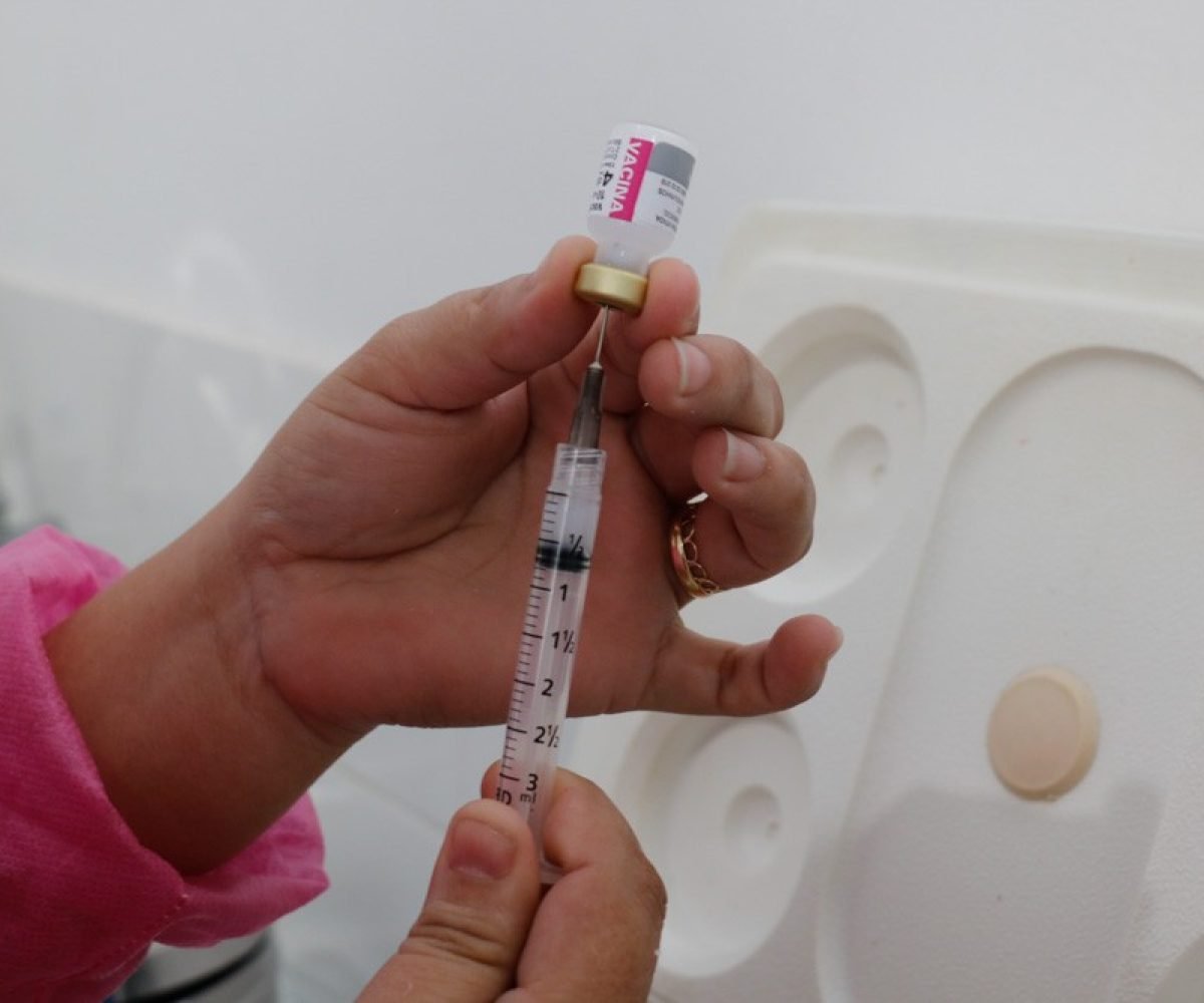 tante para manter a população imunizada da gripe”, enfatizou Mirella. Sobre a va