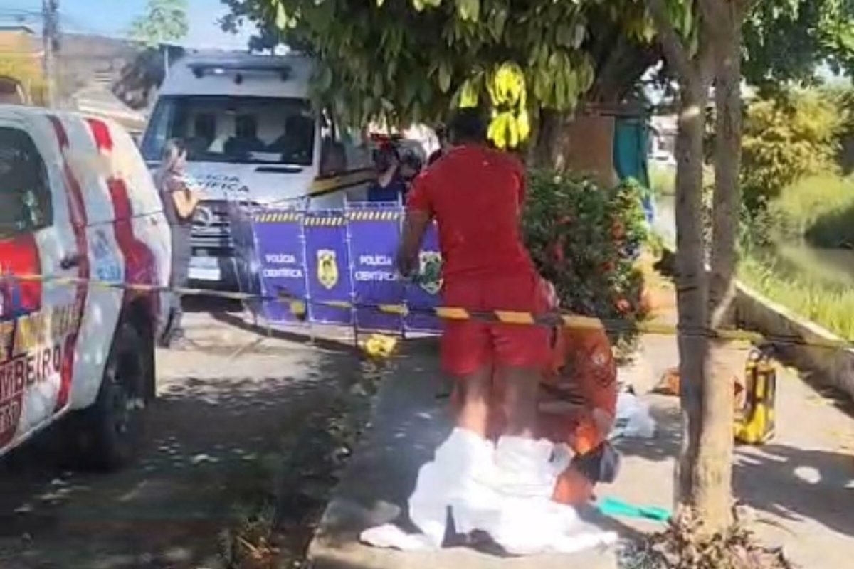 moradores da área, a vítima seria um homem que morava na área. Equipes do Corpo