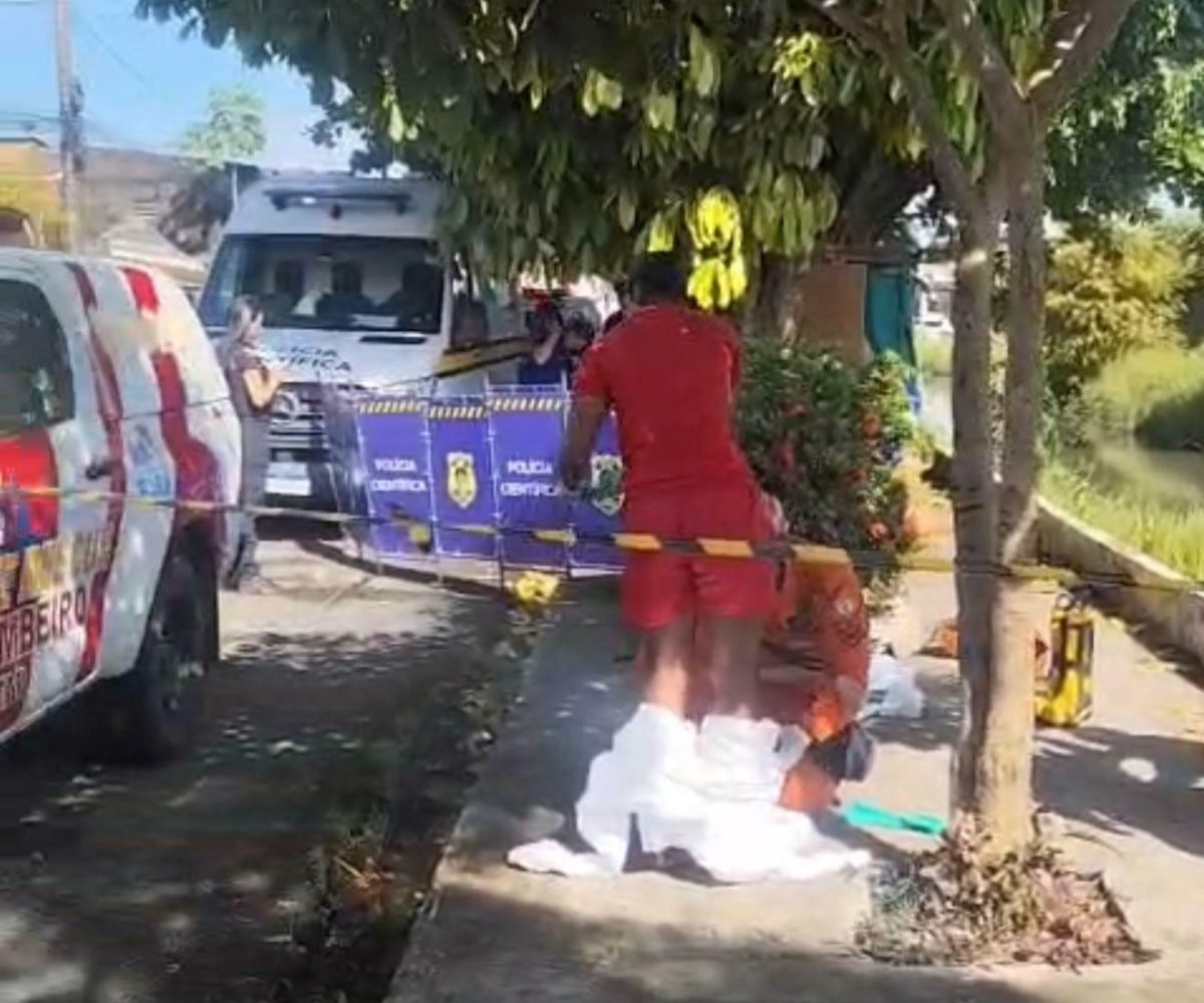 moradores da área, a vítima seria um homem que morava na área. Equipes do Corpo