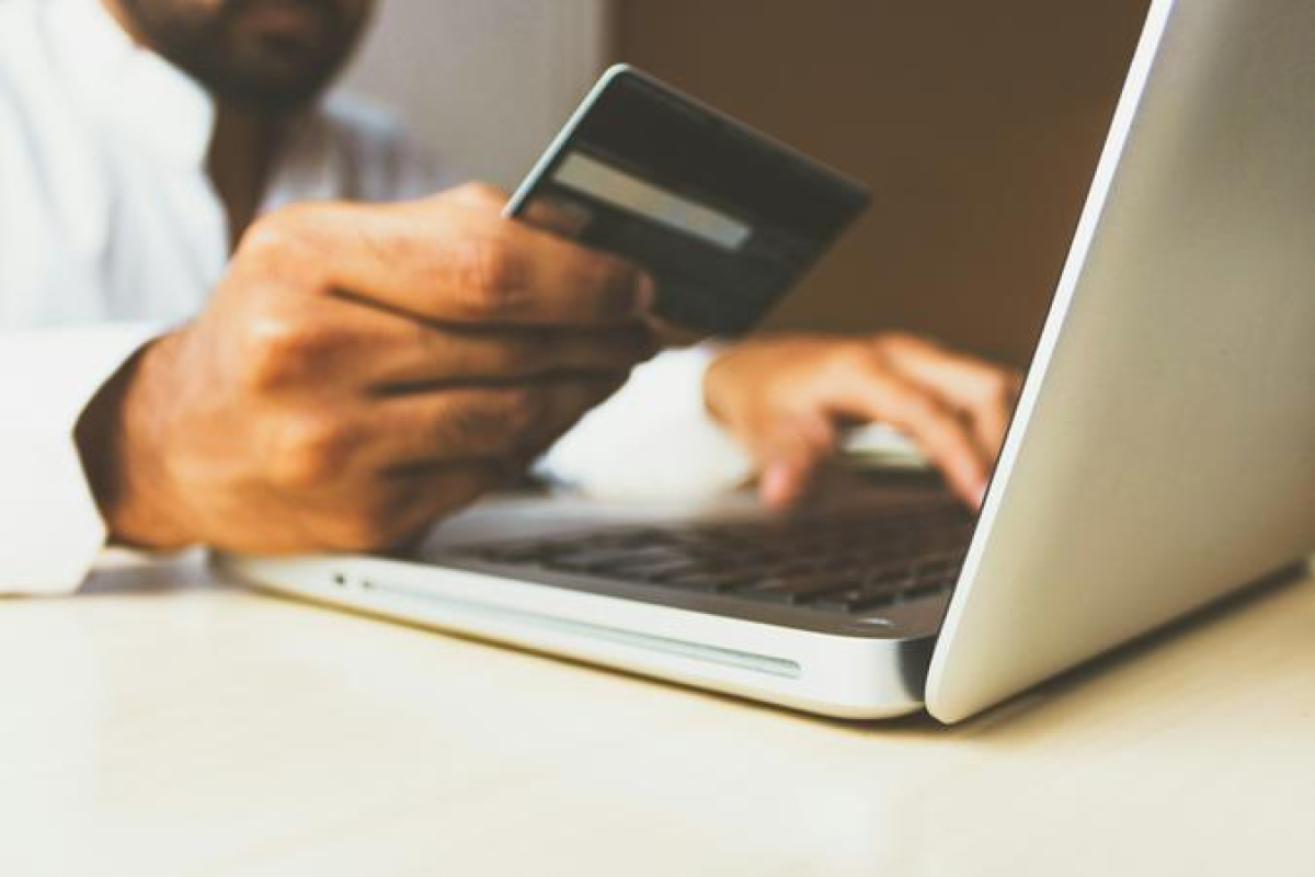 criminosos para dificultar o rastreamento do dinheiro obtido ilegalmente, princi