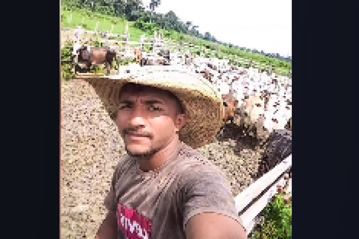 uma corda. Não há informações se o crime teria sido cometido com facas ou arma d