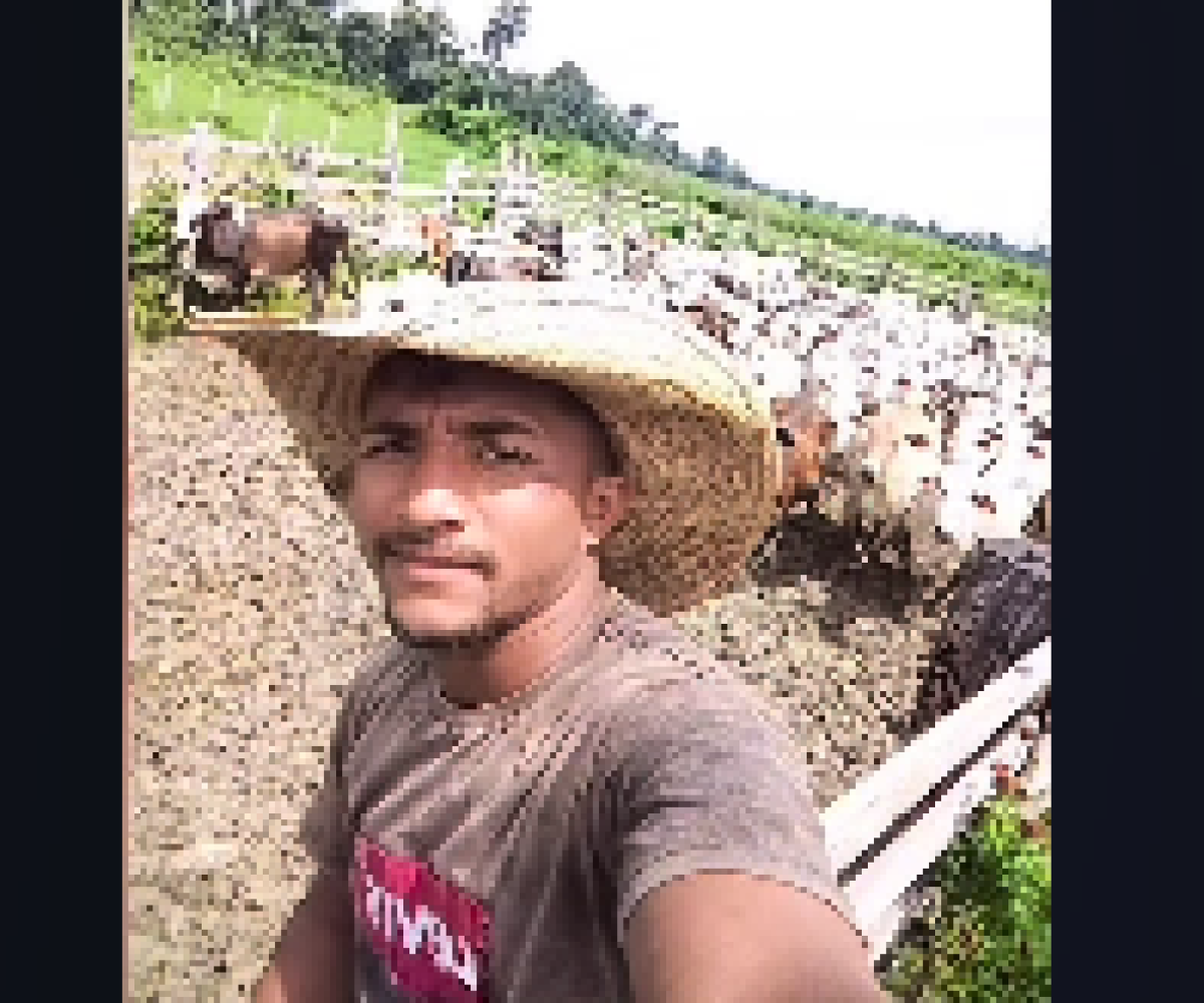 uma corda. Não há informações se o crime teria sido cometido com facas ou arma d