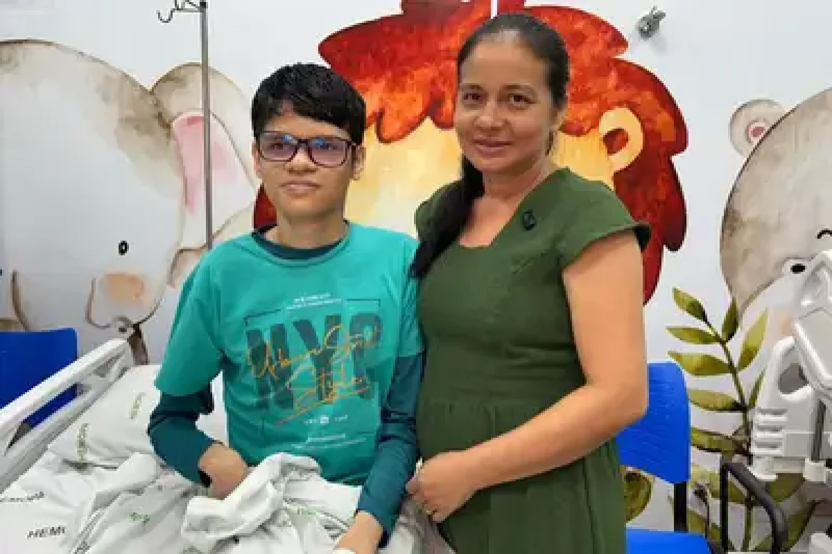 Eliana Rodrigues, ao lado de uma amiga, ressalta importância de doar sangue e medula