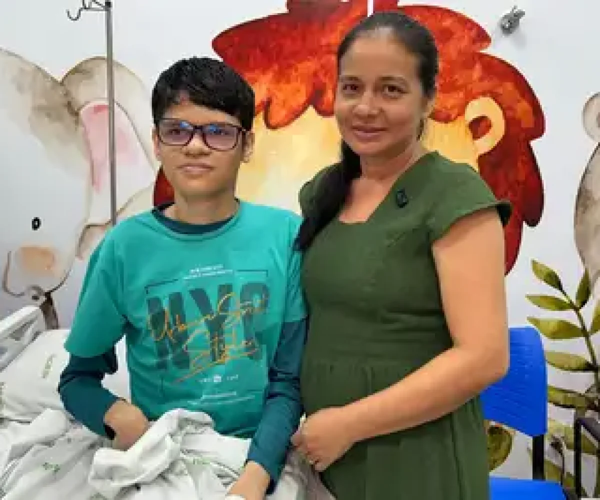 Eliana Rodrigues, ao lado de uma amiga, ressalta importância de doar sangue e medula