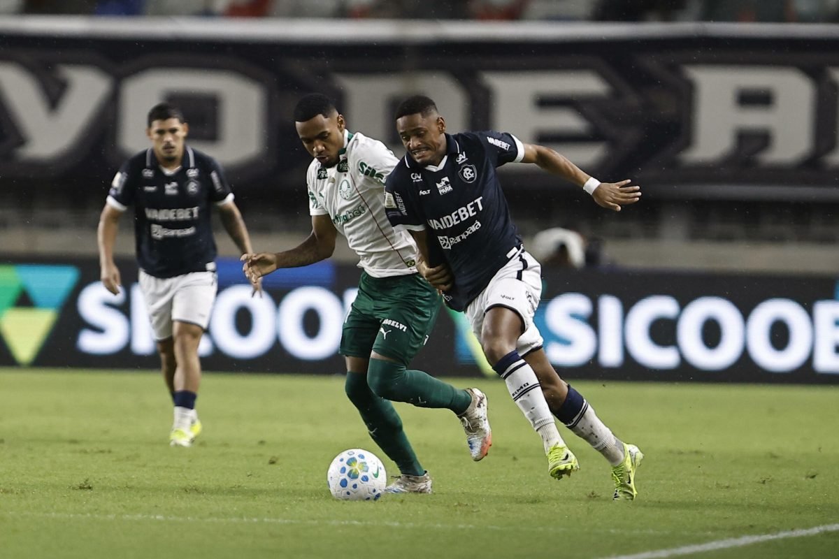 tunidade de ouro que o Remo teve foi com o meio-campista Patrick. Ele recebeu em