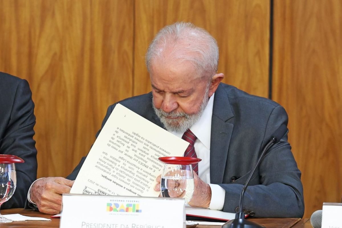 que a previsão de regulamentação genericamente atribuída ao Poder Público promov