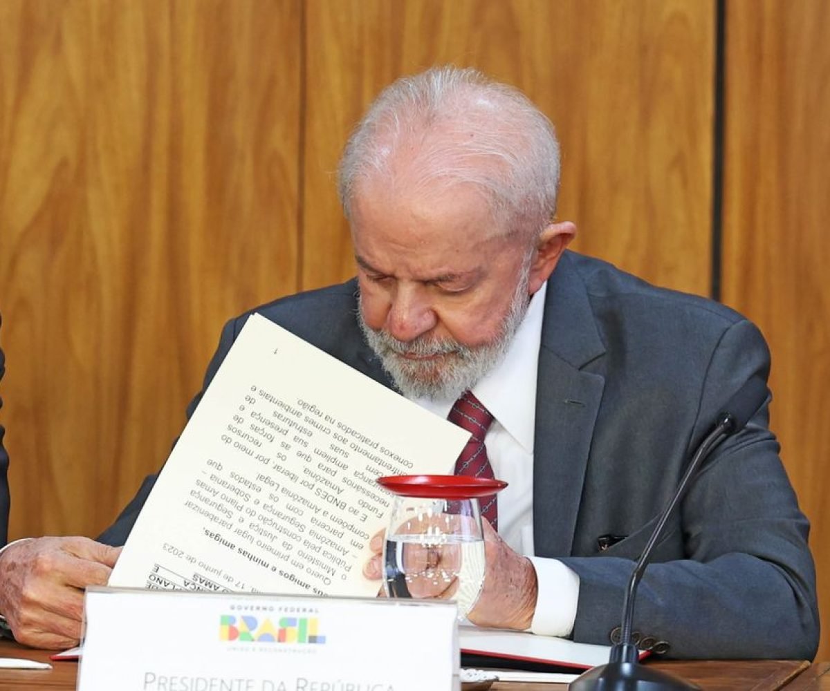 que a previsão de regulamentação genericamente atribuída ao Poder Público promov