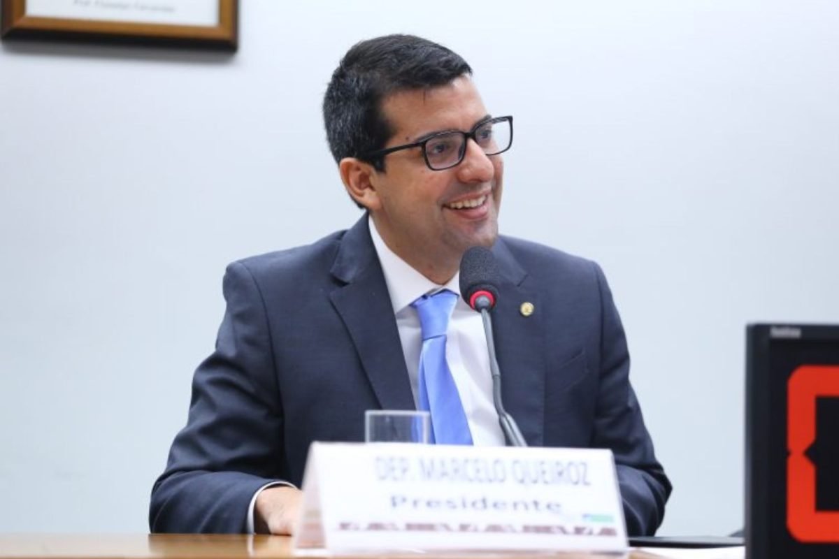 As suspeitas recaem sobre contratos firmados pela Secretaria de Estado de Agricultura, Pecuária e Abastecimento do Rio de Janeiro quando Queiroz (foto) comandava a pasta