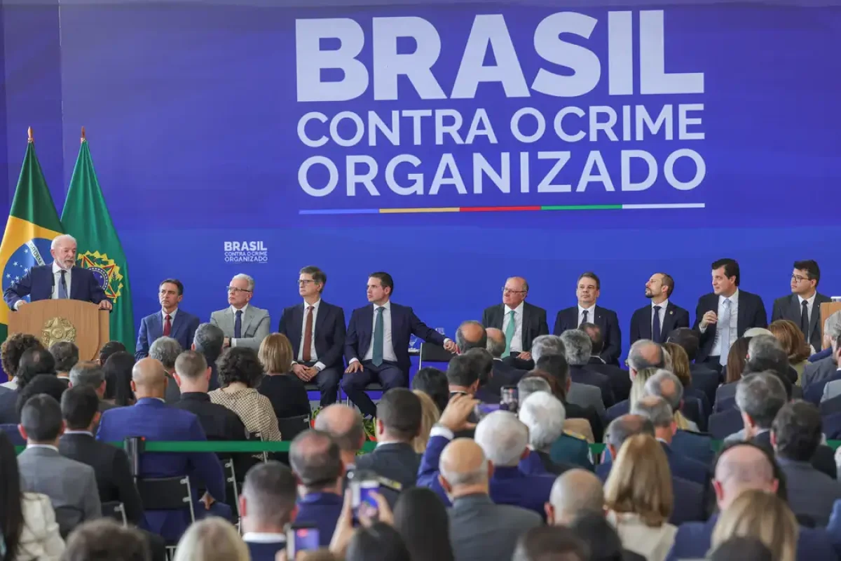 ais, bem como na reforma de estabelecimentos penais, bloqueadores de sinal, equi