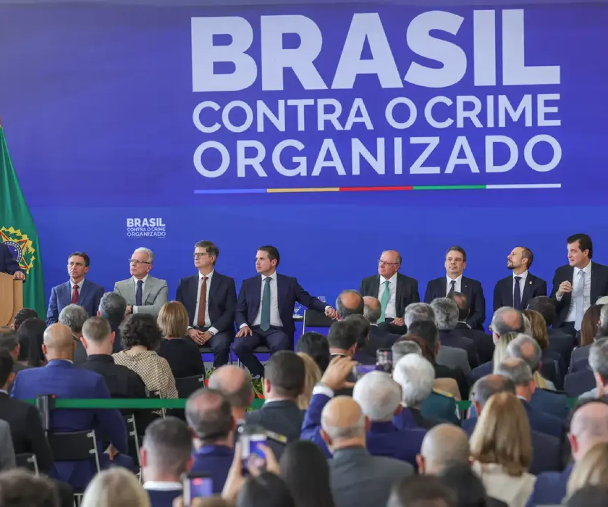ais, bem como na reforma de estabelecimentos penais, bloqueadores de sinal, equi