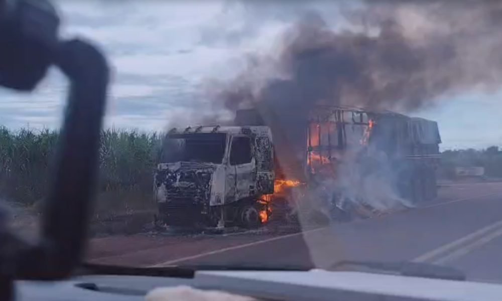 tava grãos de soja foi destruído por um incêndio nesta terça-feira (12), no km 1