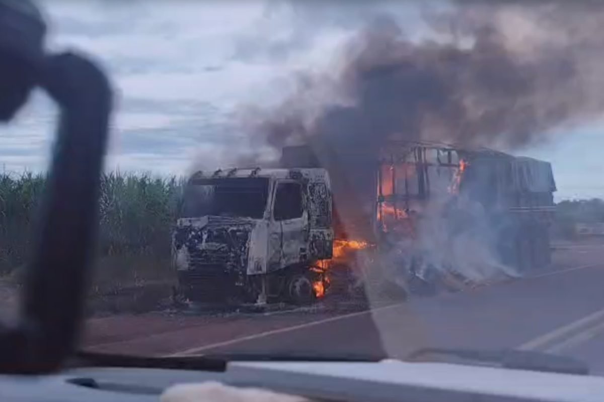 tava grãos de soja foi destruído por um incêndio nesta terça-feira (12), no km 1