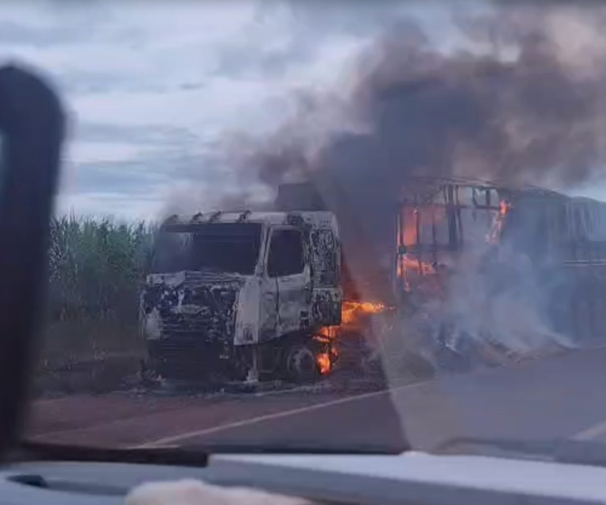 tava grãos de soja foi destruído por um incêndio nesta terça-feira (12), no km 1
