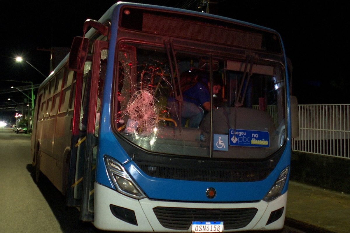 Onibus destruído por ação criminosa em Santarém Jean Silva/TV Tapaj