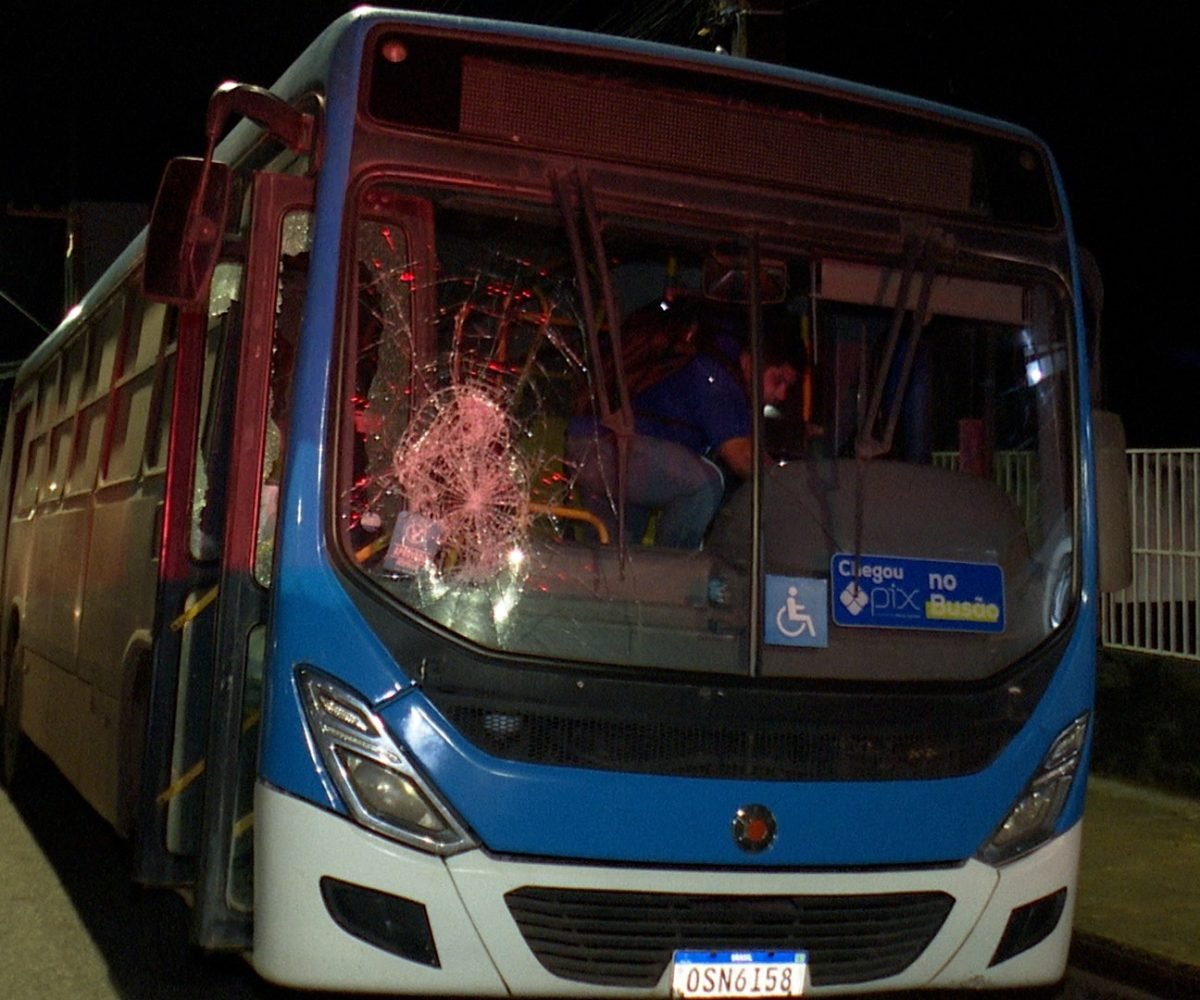 Onibus destruído por ação criminosa em Santarém Jean Silva/TV Tapaj