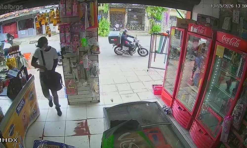 câmeras de segurança do local. As imagens mostram o momento em que um homem, ves