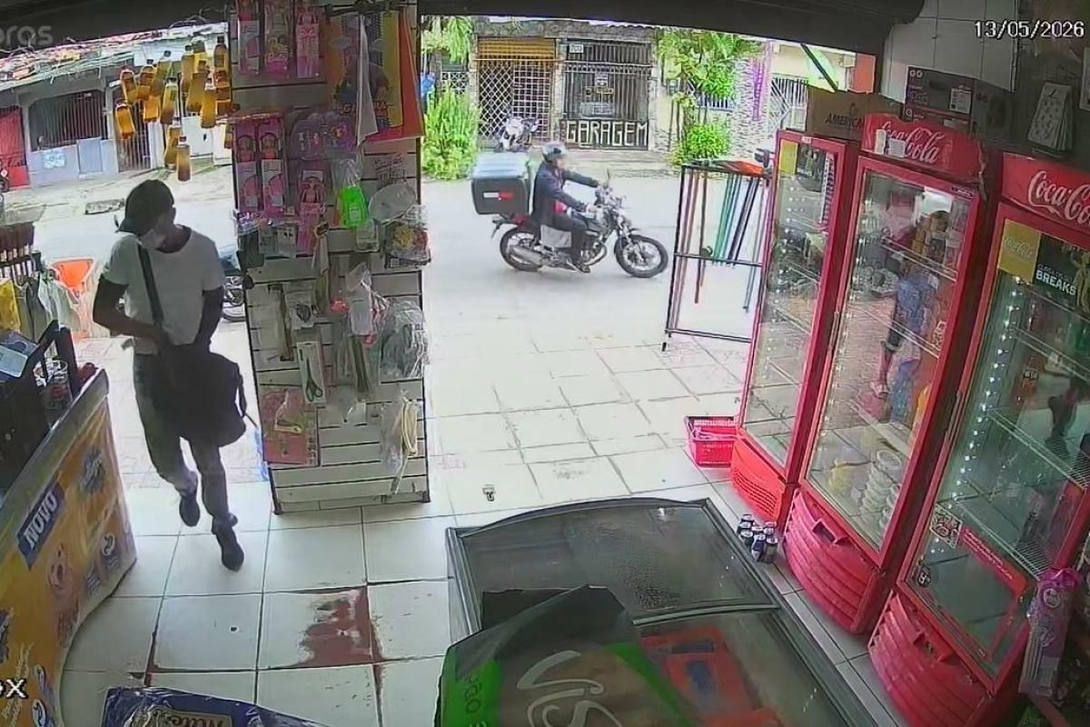 câmeras de segurança do local. As imagens mostram o momento em que um homem, ves