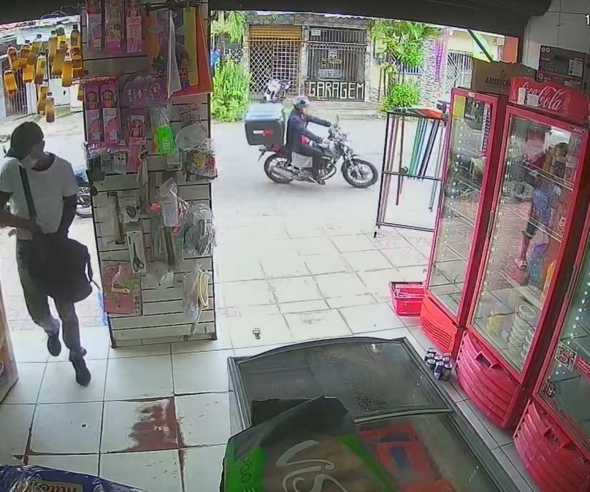câmeras de segurança do local. As imagens mostram o momento em que um homem, ves