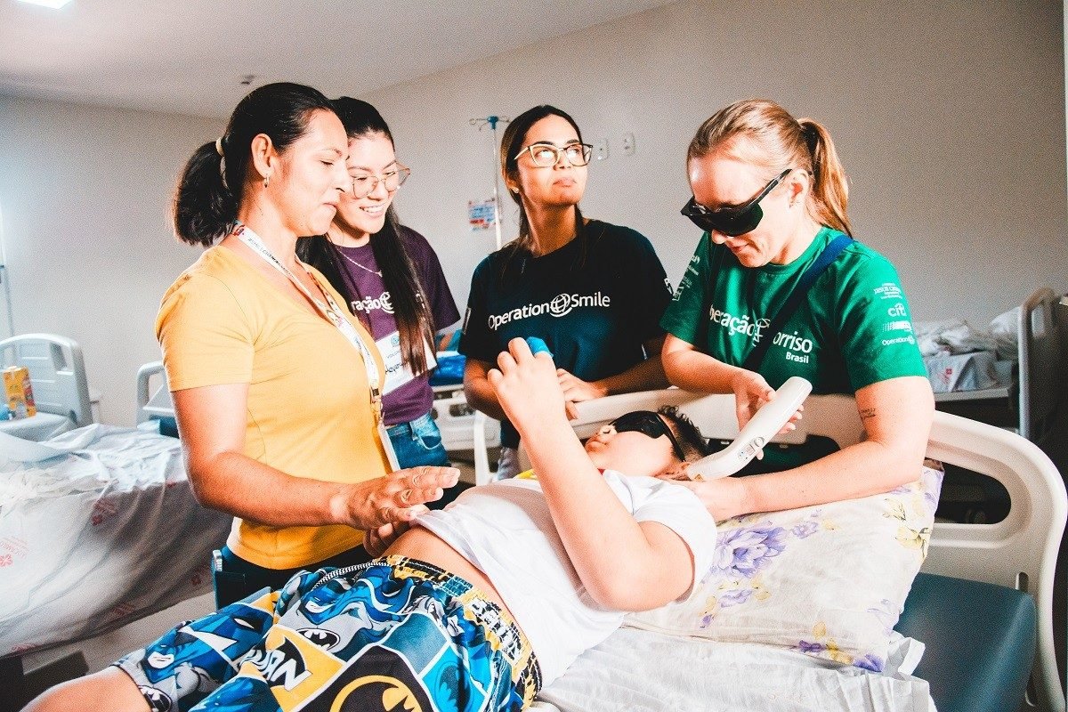 avaliação multidisciplinar com profissionais das áreas médica, odontológica, fon