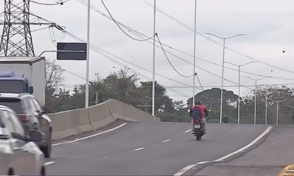 alguns segundos ao passar pelo trecho. O motociclista por aplicativo Josenias de
