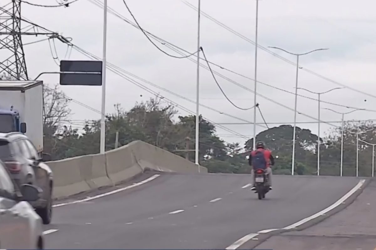 alguns segundos ao passar pelo trecho. O motociclista por aplicativo Josenias de