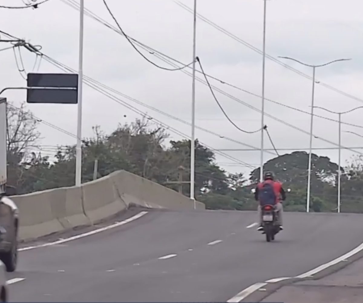 alguns segundos ao passar pelo trecho. O motociclista por aplicativo Josenias de