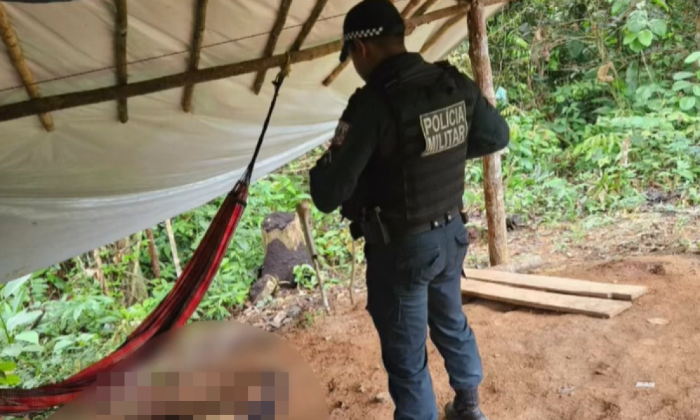 volta das 9h dentro de um barraco pertencente a um outro homem. Segundo informaç