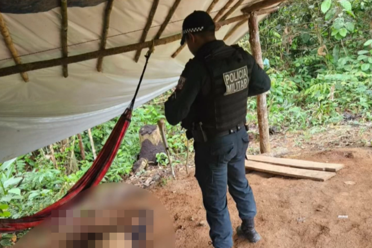 volta das 9h dentro de um barraco pertencente a um outro homem. Segundo informaç