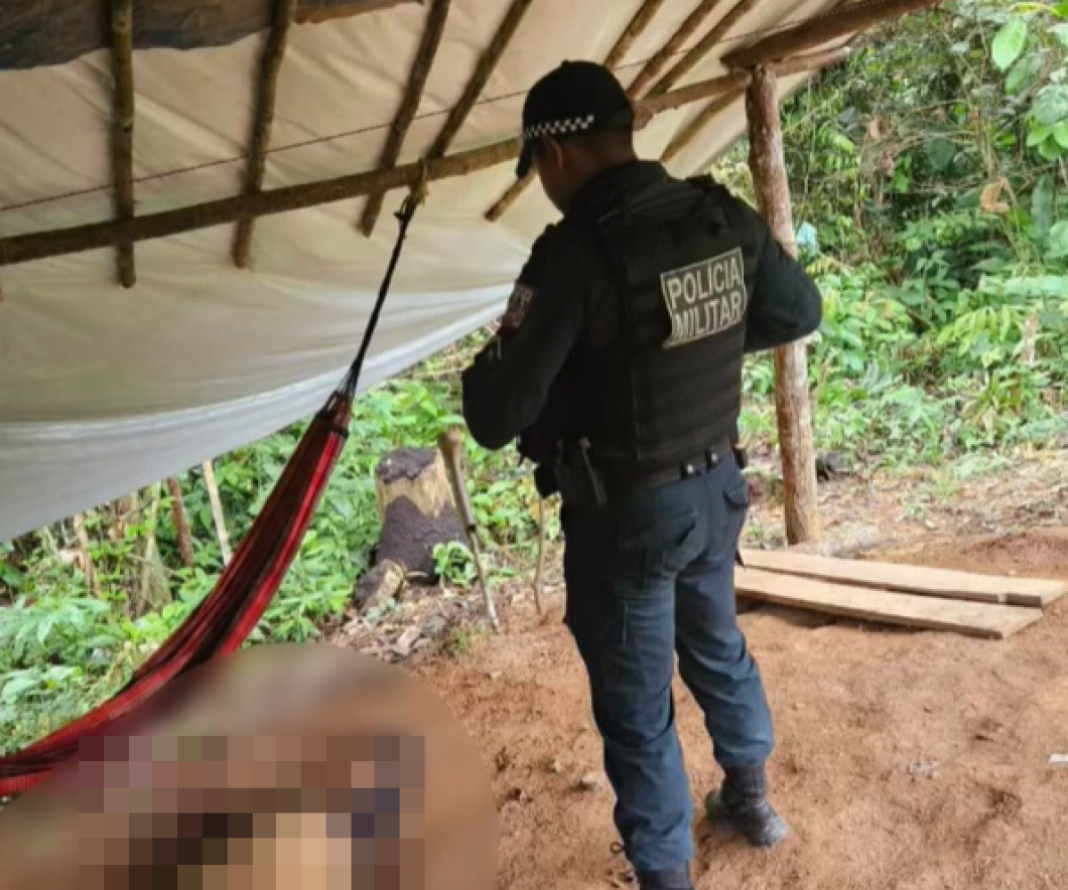 volta das 9h dentro de um barraco pertencente a um outro homem. Segundo informaç