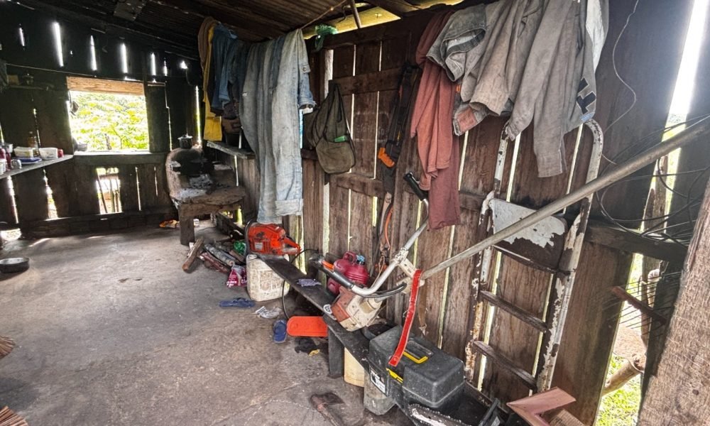 tas não tinham tranca; a cozinha era com fogão a lenha enchendo o ar de fumaça t