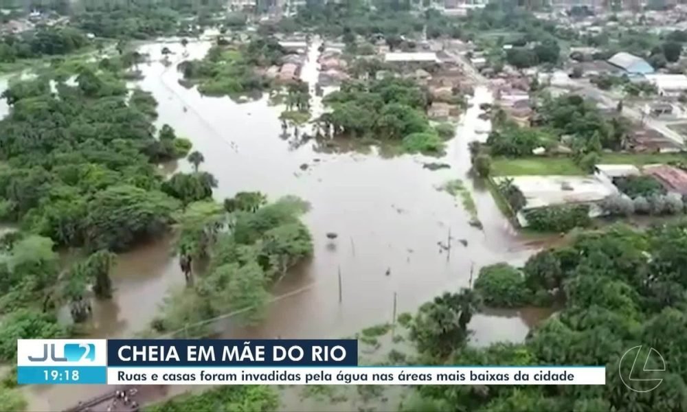 Ruas e casas são invadidas pela água após cheia em Mãe do Rio