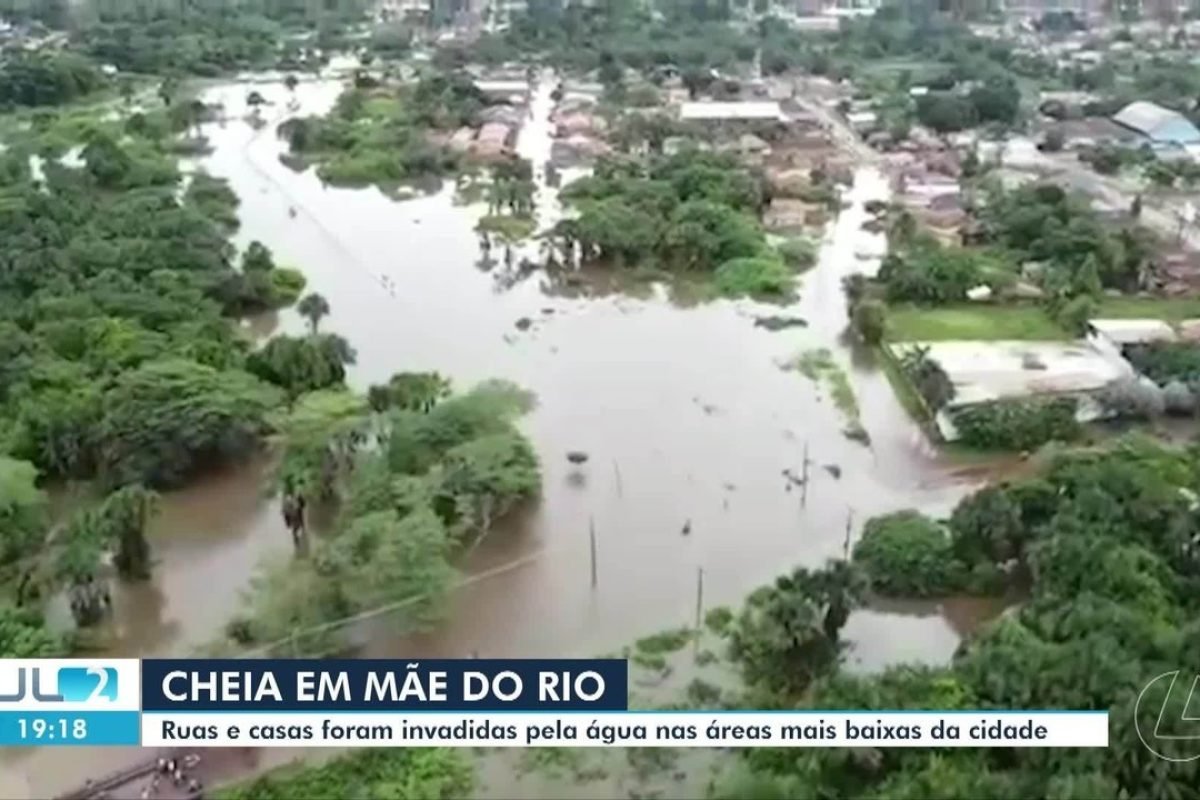 Ruas e casas são invadidas pela água após cheia em Mãe do Rio
