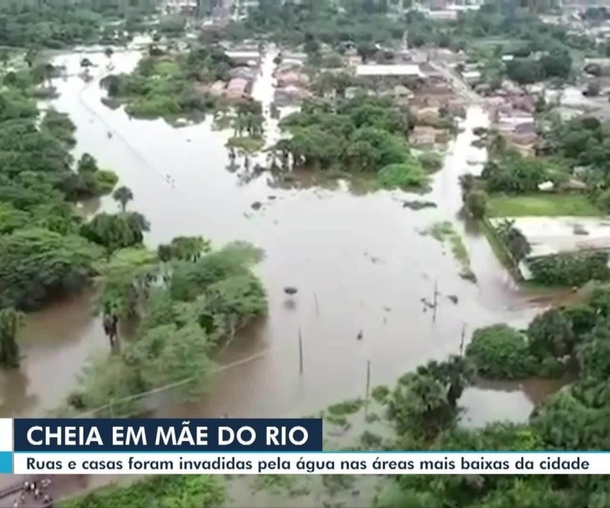 Ruas e casas são invadidas pela água após cheia em Mãe do Rio