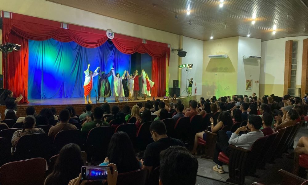 ada do espetáculo 'Hermanoteu na Terra de Godah' em Santarém Divulgação Uma das