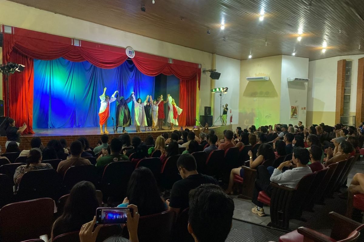 ada do espetáculo 'Hermanoteu na Terra de Godah' em Santarém Divulgação Uma das