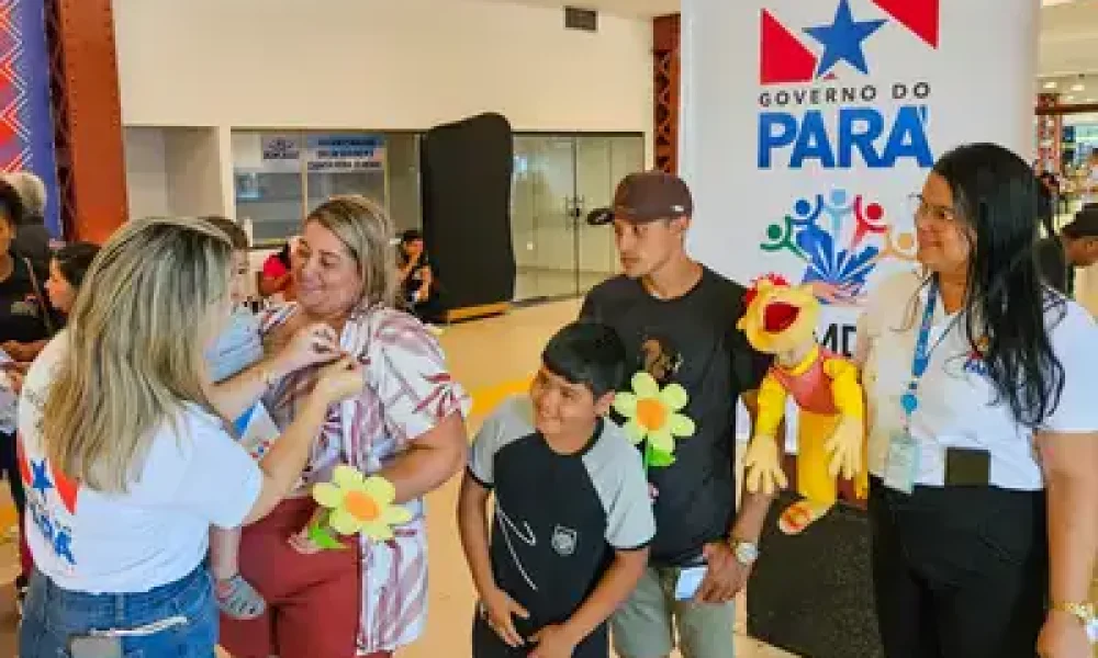 Raíssa Silva, moradora de Salvaterra, vai levar o material para estudar com a filha de 7 anos