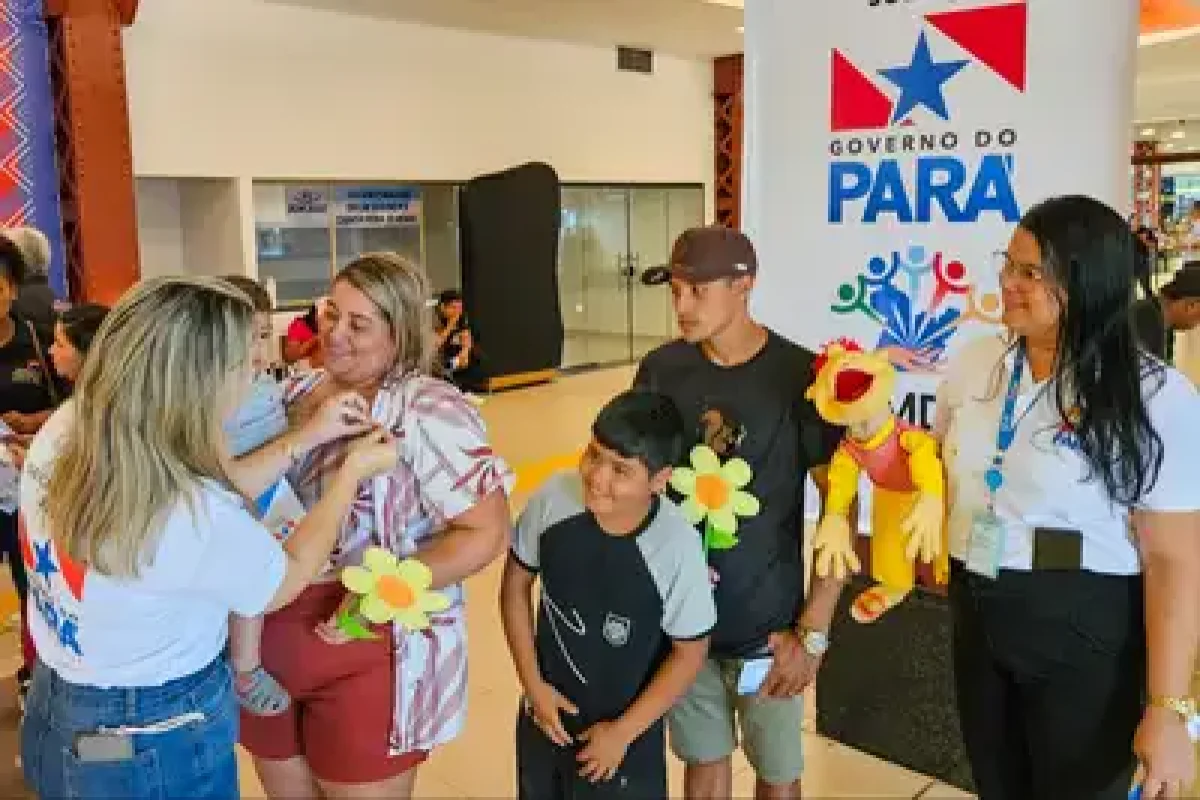 Raíssa Silva, moradora de Salvaterra, vai levar o material para estudar com a filha de 7 anos