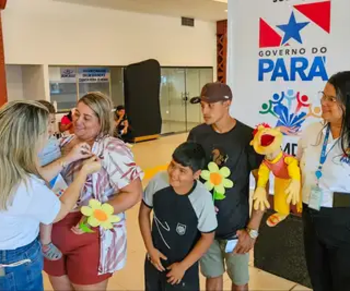 Raíssa Silva, moradora de Salvaterra, vai levar o material para estudar com a filha de 7 anos
