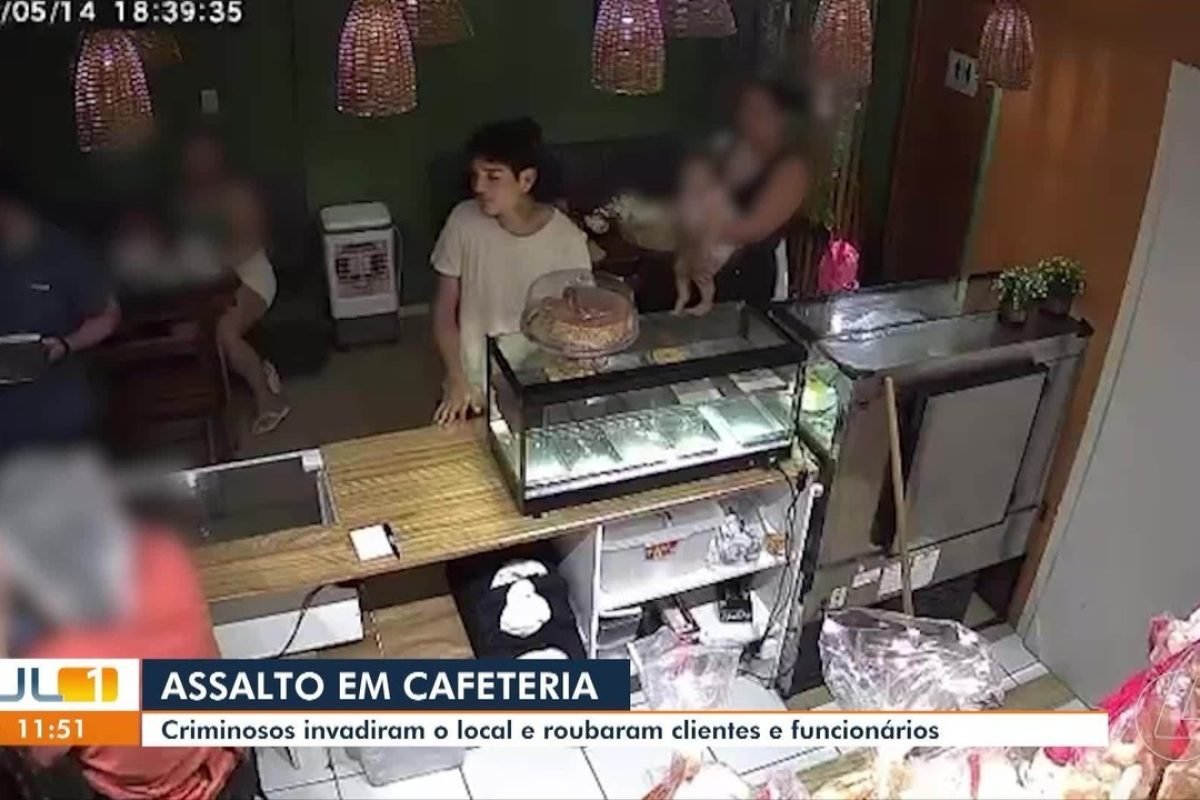 Criminosos invadem cafeteria e roubam clientes e funcionários, em Ananindeua