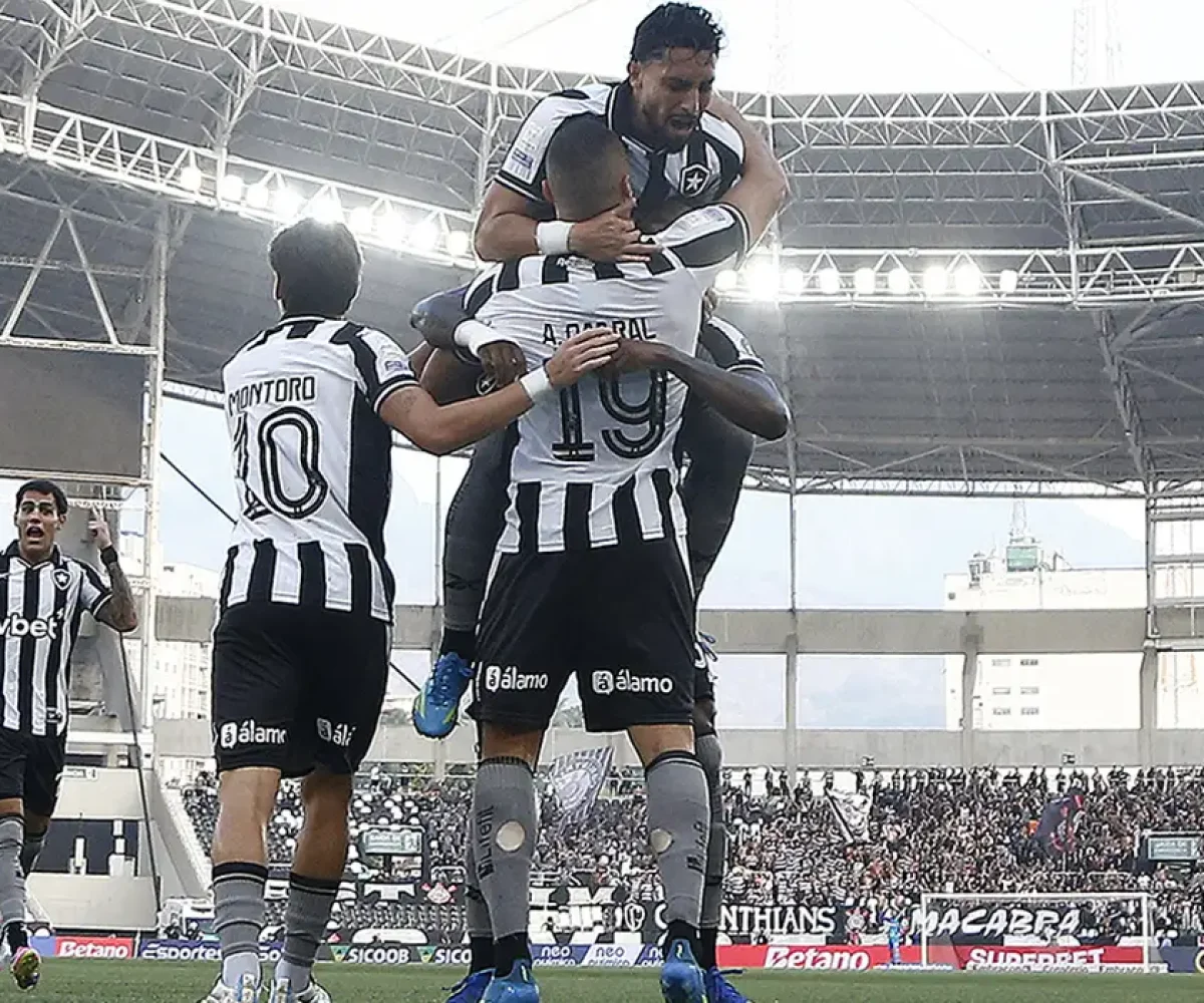 Botafogo vence Corinthians com hat-trick de Arthur Cabral no Brasileirão