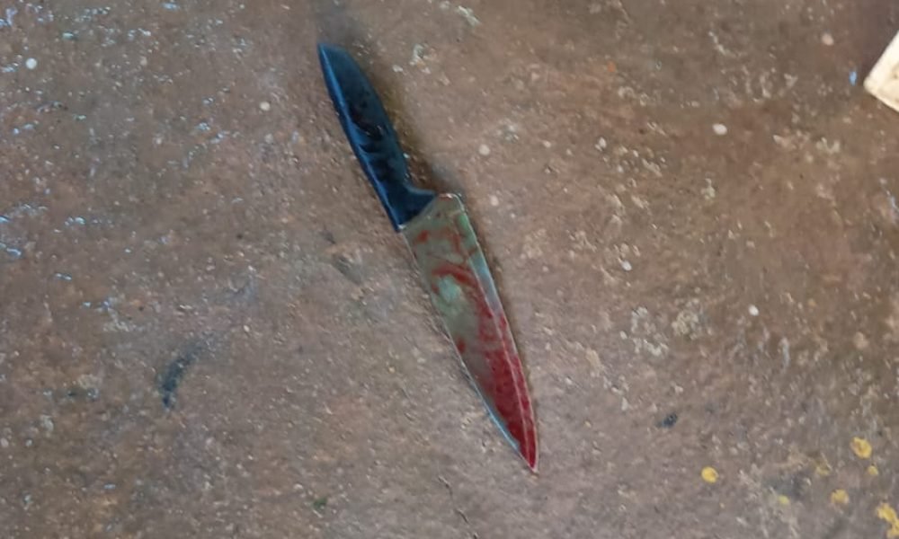 co”, foi encontrado morto, com marcas de golpes de faca, no interior de uma resi