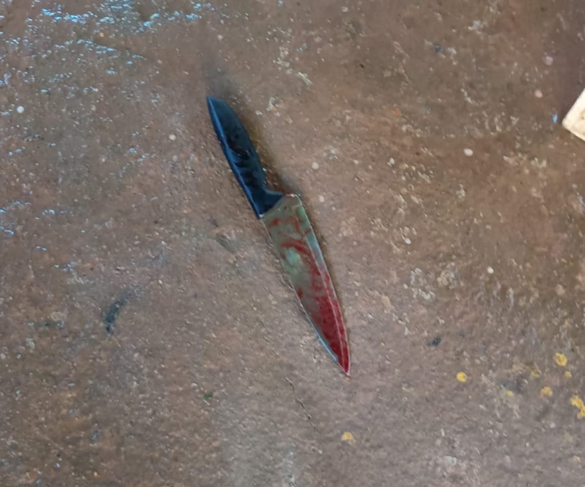 co”, foi encontrado morto, com marcas de golpes de faca, no interior de uma resi