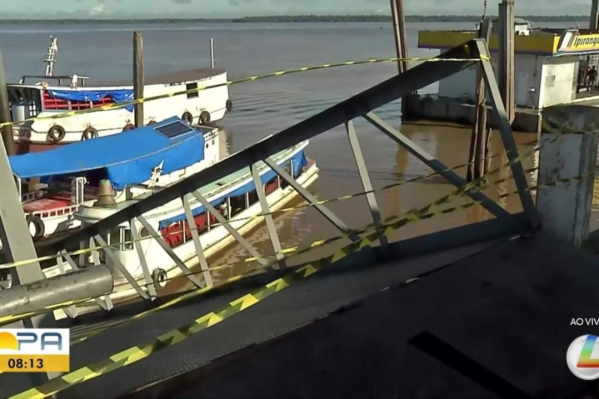 Estrutura de antigo trapiche desaba em Icoaraci, distrito de Belém