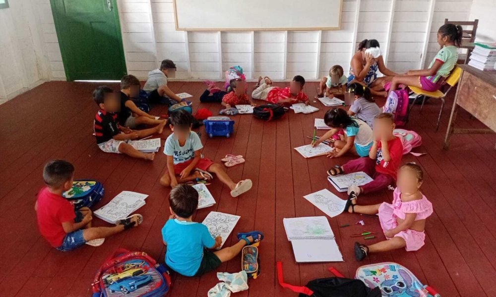 falta de carteiras em escola ribeirinha de Breves, denuncia Sintepp Divulgação /